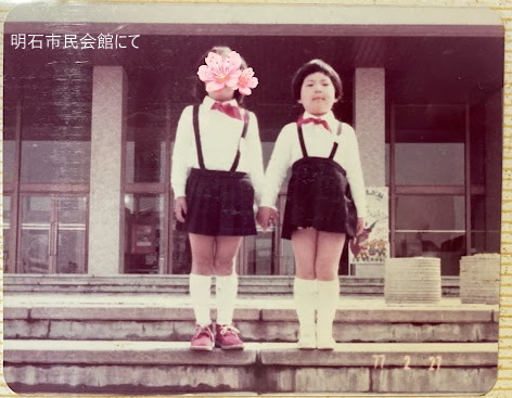 いづもゆき子プロフィール写真 | 明石市民会館前にて